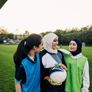 Meisjes voetballen op een veldje